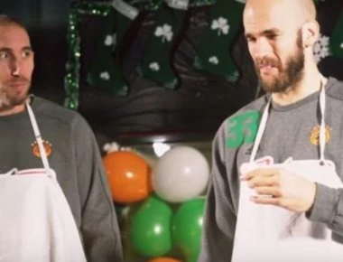 Επικό βίντεο: Δείτε τους μπασκετμπολίστες του Παναθηναϊκού να προσπαθούν να φτιάξουν κουραμπιέδες (βίντεο)